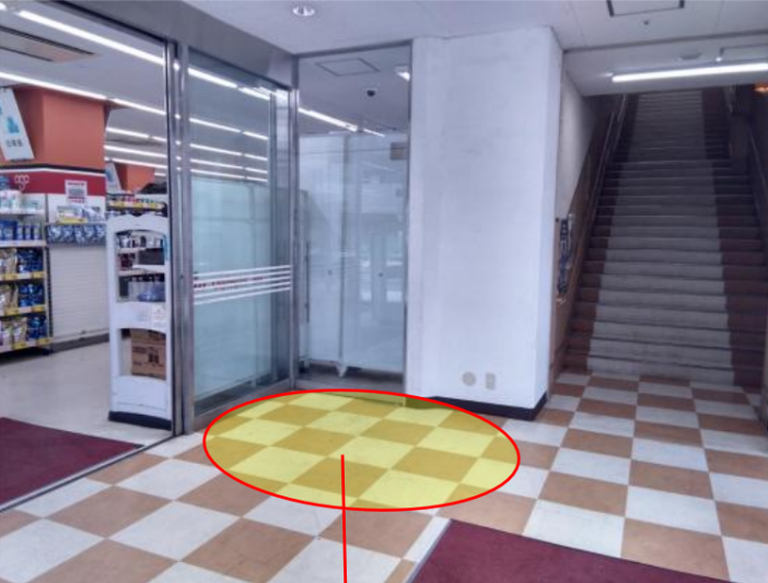 【オリンピック中央林間店】プロモーションに最適な1F左側出入口風除室スペース