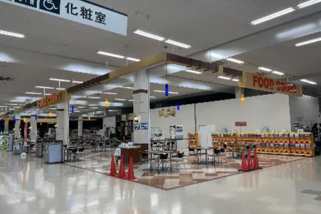 【イオンスーパーセンター栗原志波姫店】フードコート手前 販促プロモーションや物販に最適なスーパー店内催事イベントスペース