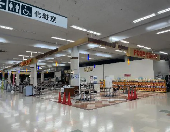 【イオンスーパーセンター栗原志波姫店】フードコート手前 販促プロモーションや物販に最適なスーパー店内催事イベントスペース