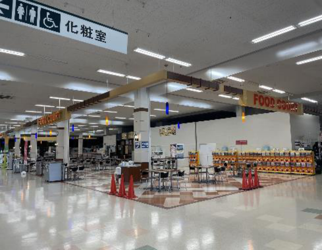【イオンスーパーセンター栗原志波姫店】フードコート手前 販促プロモーションや物販に最適なスーパー店内催事イベントスペース