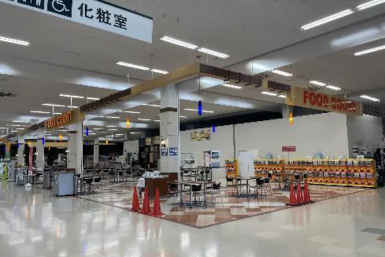 【イオンスーパーセンター栗原志波姫店】フードコート手前 販促プロモーションや物販に最適なスーパー店内催事イベントスペースの画像3