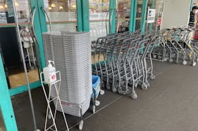 【オークワ天理南】プロモーションに最適な風除室スペース(東入口ベーカリー側)