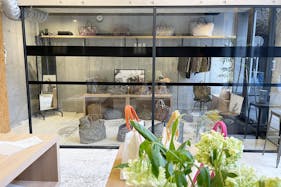 【原宿・千駄ヶ谷】路面・天井高約5m 好立地、換気条件の整ったギャラリー兼多目的スペース