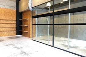 【原宿・千駄ヶ谷】路面・天井高約5m 好立地、換気条件の整ったギャラリー兼多目的スペース