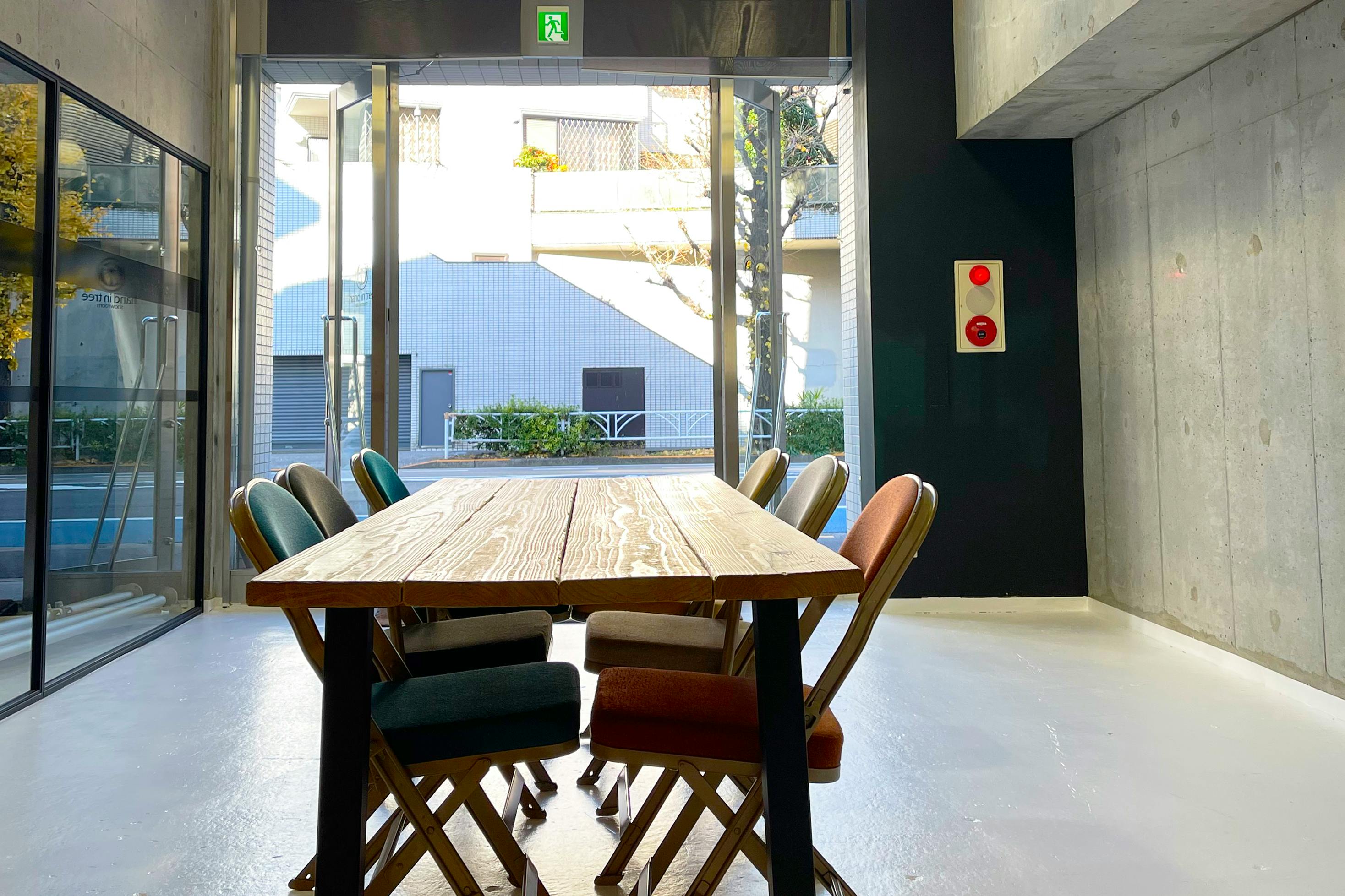 【原宿・千駄ヶ谷】路面・天井高約5m 好立地、換気条件の整ったギャラリー兼多目的スペース