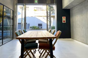 【原宿・千駄ヶ谷】路面・天井高約5m 好立地、換気条件の整ったギャラリー兼多目的スペース