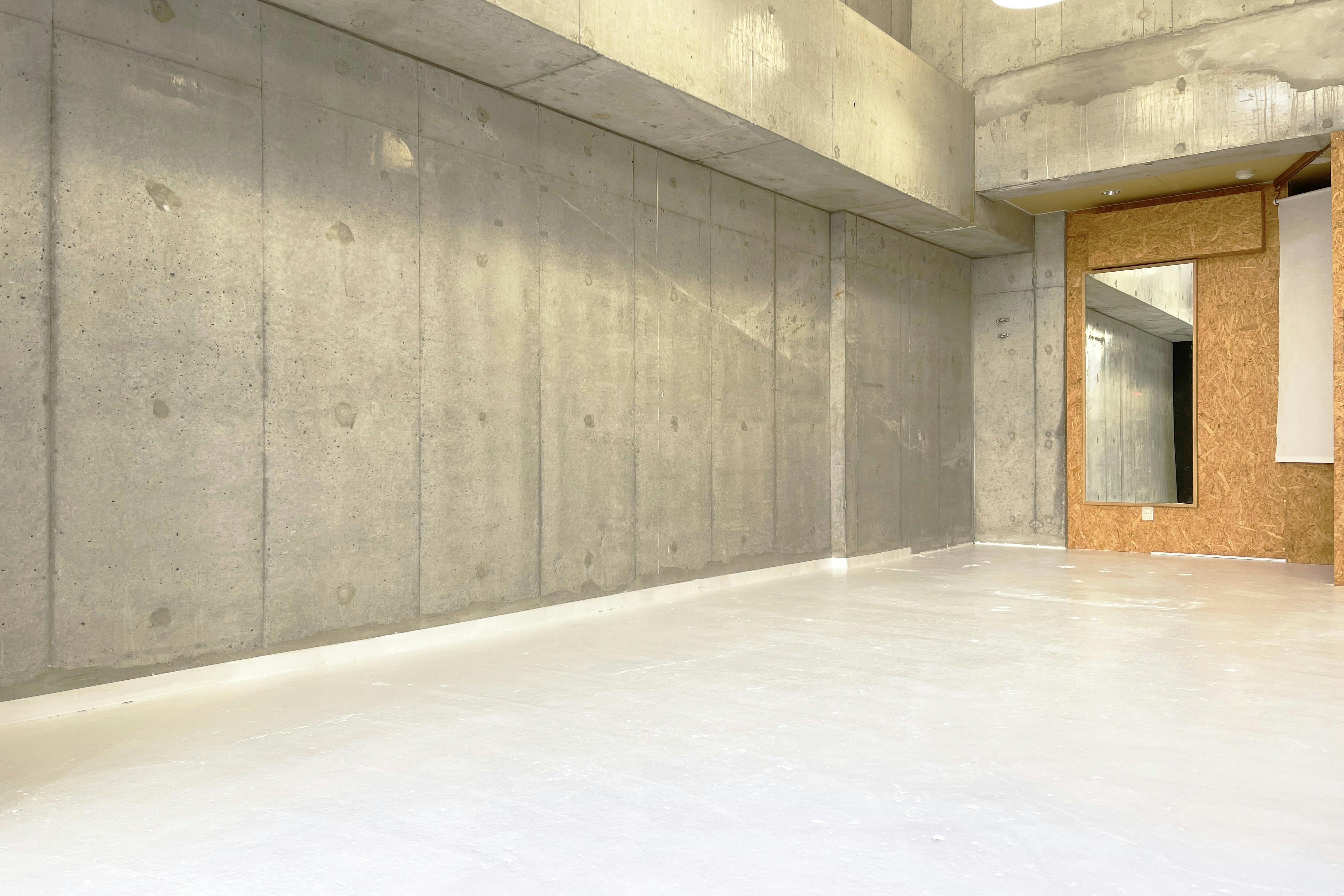 メインフロアは壁・床ともにコンクリート