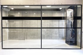 【原宿・千駄ヶ谷】路面・天井高約5m 好立地、換気条件の整ったギャラリー兼多目的スペース