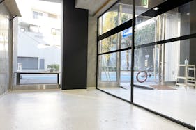 【原宿・千駄ヶ谷】路面・天井高約5m 好立地、換気条件の整ったギャラリー兼多目的スペース