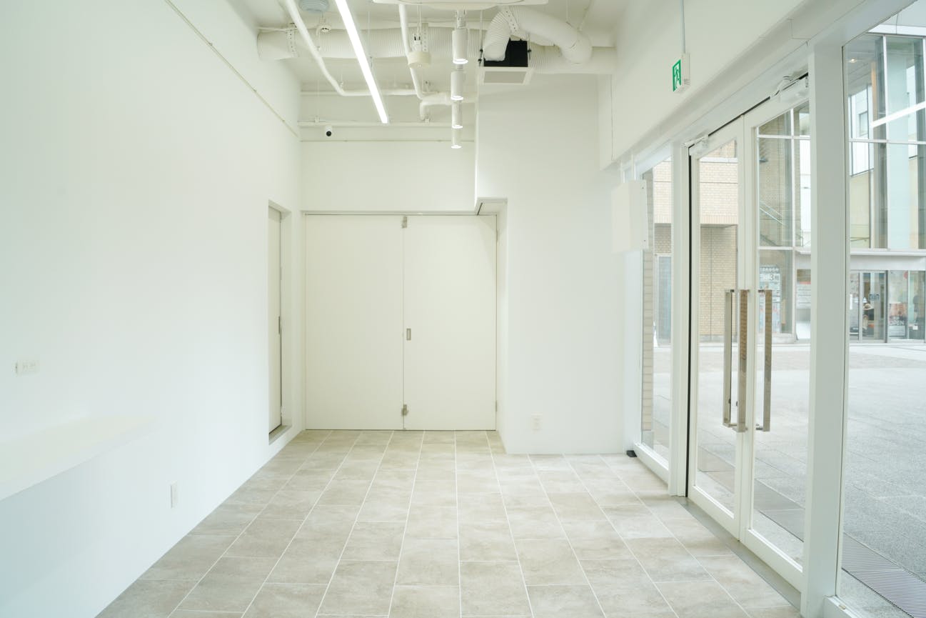 【代官山駅1分|Space B】NFTアート、展示会、観光PR、ポップアップストアに最適な代官山アドレス内にある天井高3.4mの路面スペース