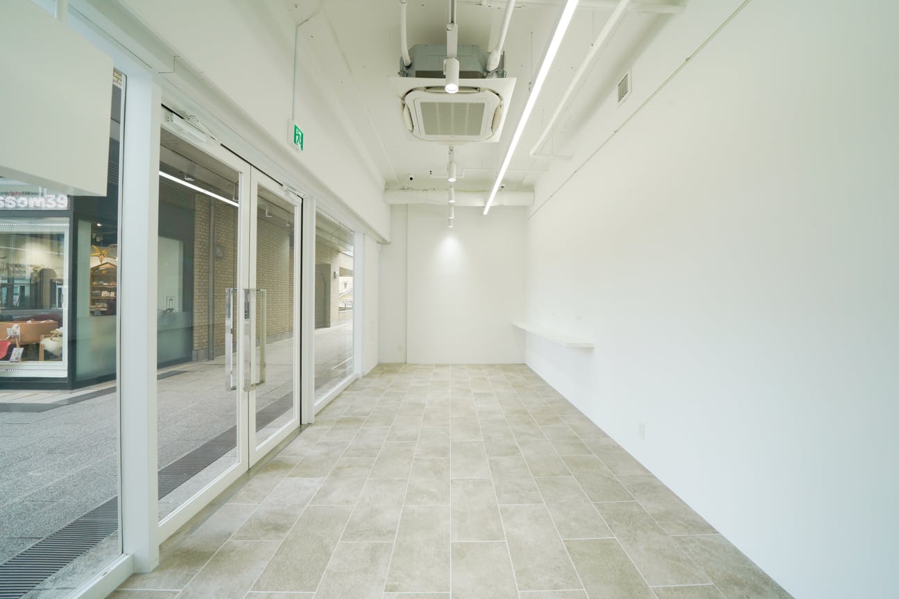 【代官山駅1分|Space B】NFTアート、展示会、観光PR、ポップアップストアに最適な代官山アドレス内にある天井高3.4mの路面スペース