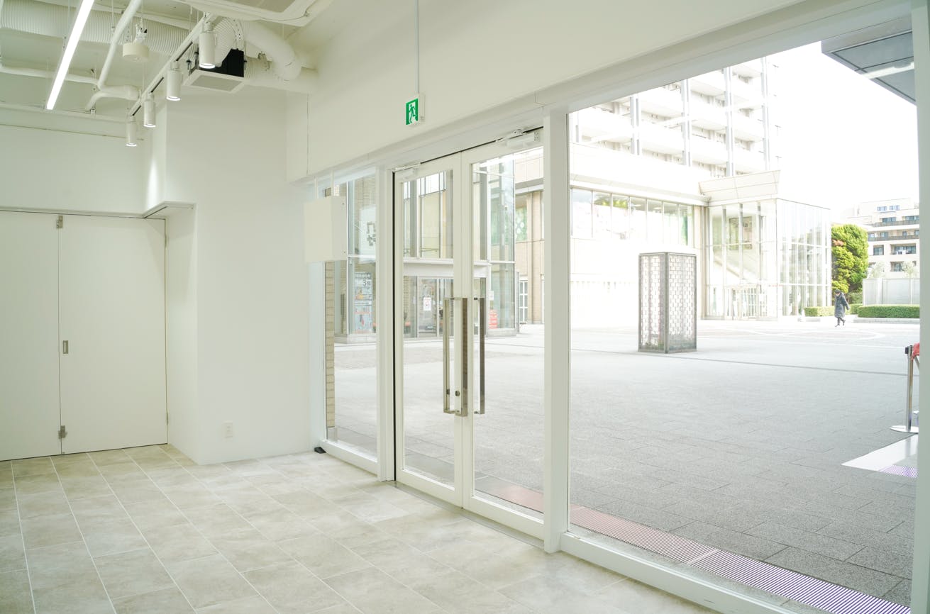 【代官山駅1分|Space B】NFTアート、展示会、観光PR、ポップアップストアに最適な代官山アドレス内にある天井高3.4mの路面スペース