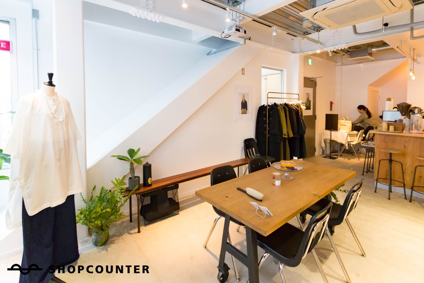 【表参道駅0分】表参道交差点すぐ 白を基調とするインダストリアルな空間のギャラリースペースの画像6