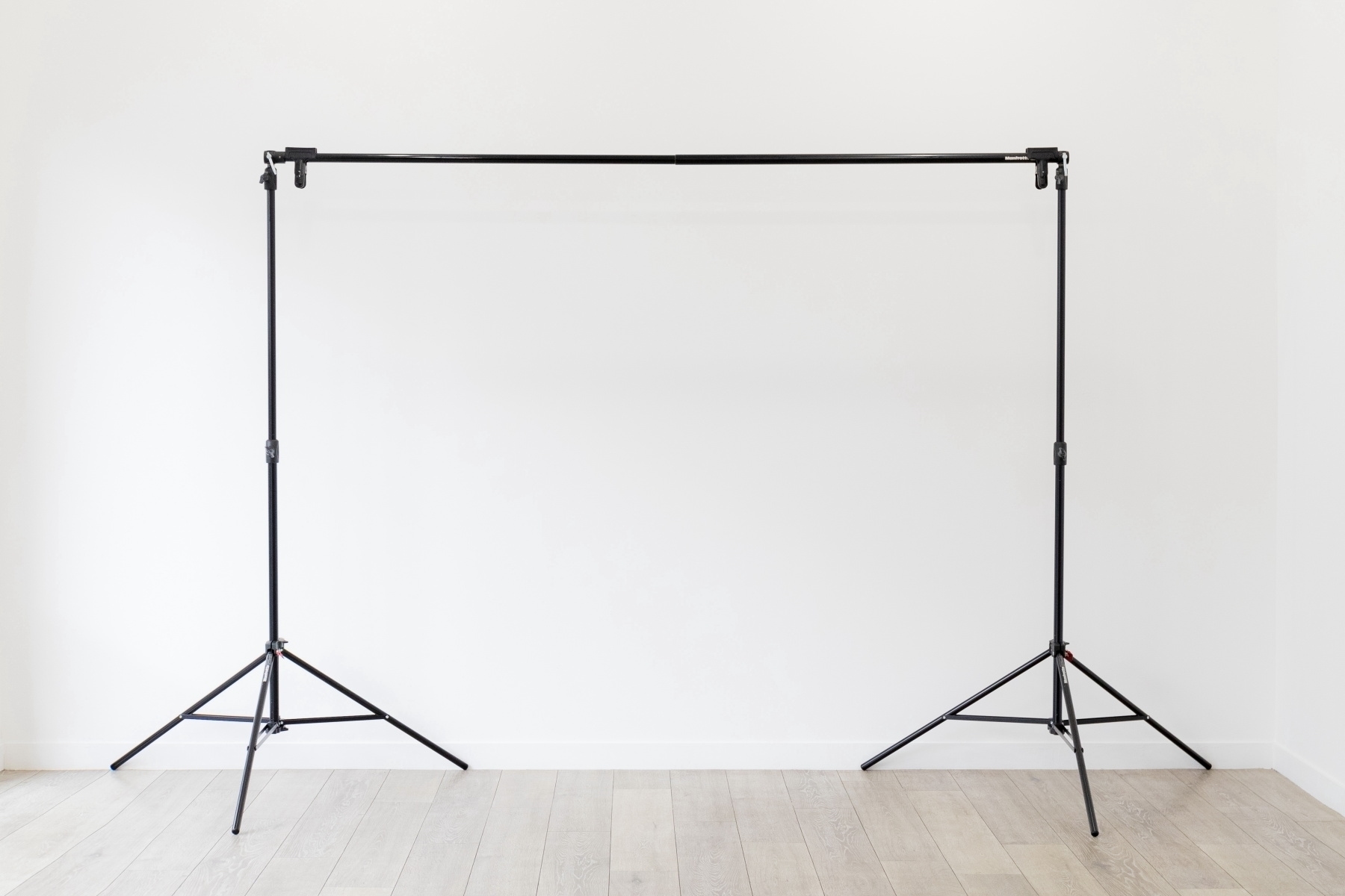 マンフロットの背景紙ホルダーセットです。クリップ付き。（1,000円/日）