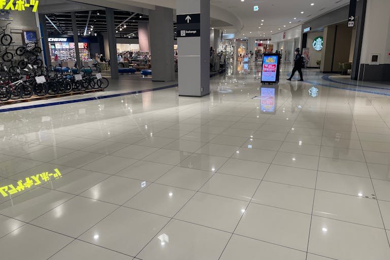 【イオンモール常滑】ハーバーサイドエスカレーター前(ムラサキスポーツ前)の画像1