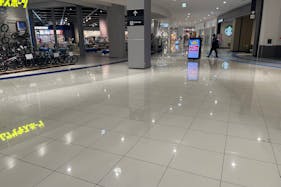 【イオンモール常滑】ハーバーサイドエスカレーター前(ムラサキスポーツ前)