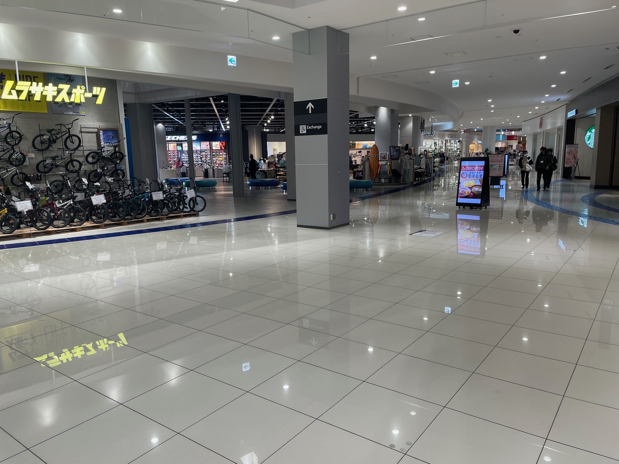 【イオンモール常滑】ハーバーサイドエスカレーター前(ムラサキスポーツ前)