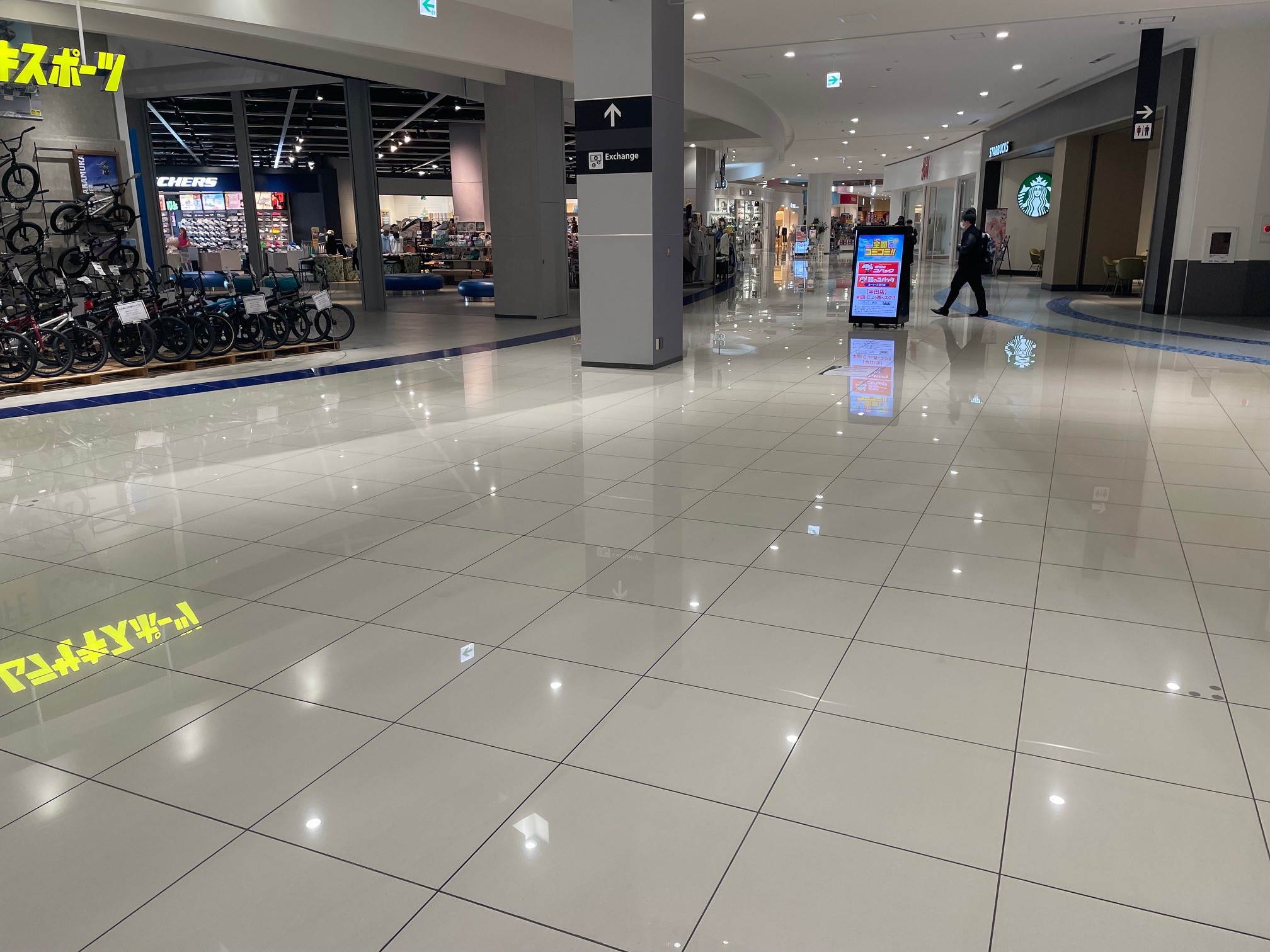 【イオンモール常滑】ハーバーサイドエスカレーター前(ムラサキスポーツ前)