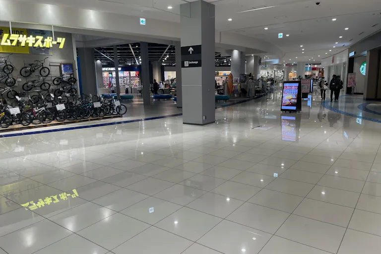 【イオンモール常滑】ハーバーサイドエスカレーター前(ムラサキスポーツ前)の画像2