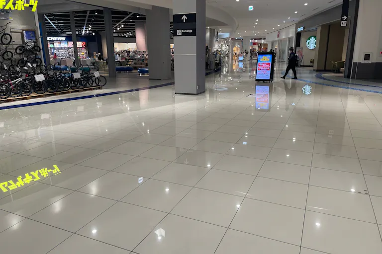 【イオンモール常滑】ハーバーサイドエスカレーター前(ムラサキスポーツ前)の画像1