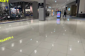 【イオンモール常滑】ハーバーサイドエスカレーター前(ムラサキスポーツ前)