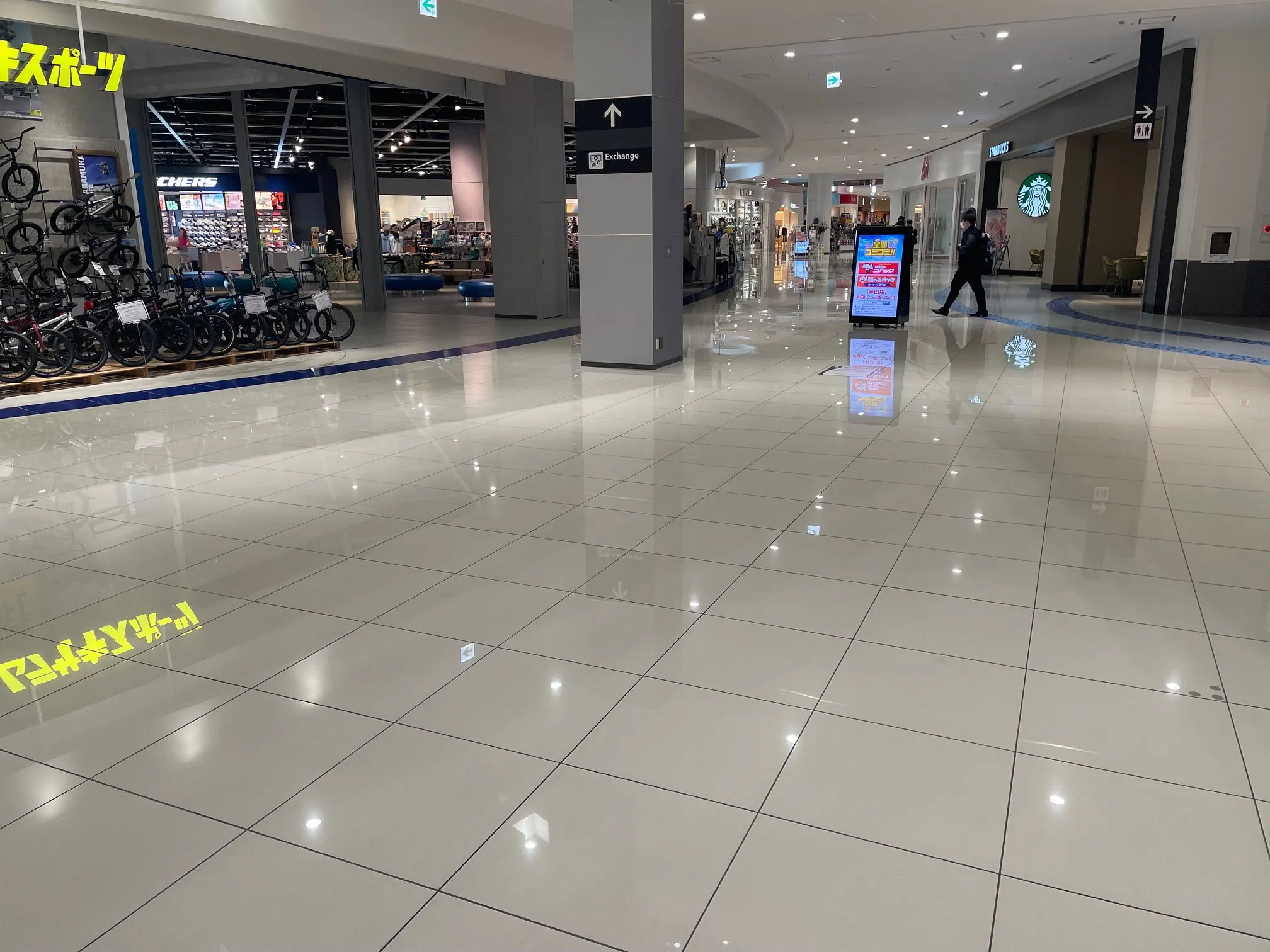 【イオンモール常滑】ハーバーサイドエスカレーター前(ムラサキスポーツ前)