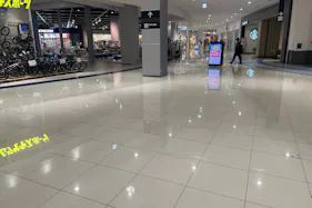 【イオンモール常滑】ハーバーサイドエスカレーター前(ムラサキスポーツ前)