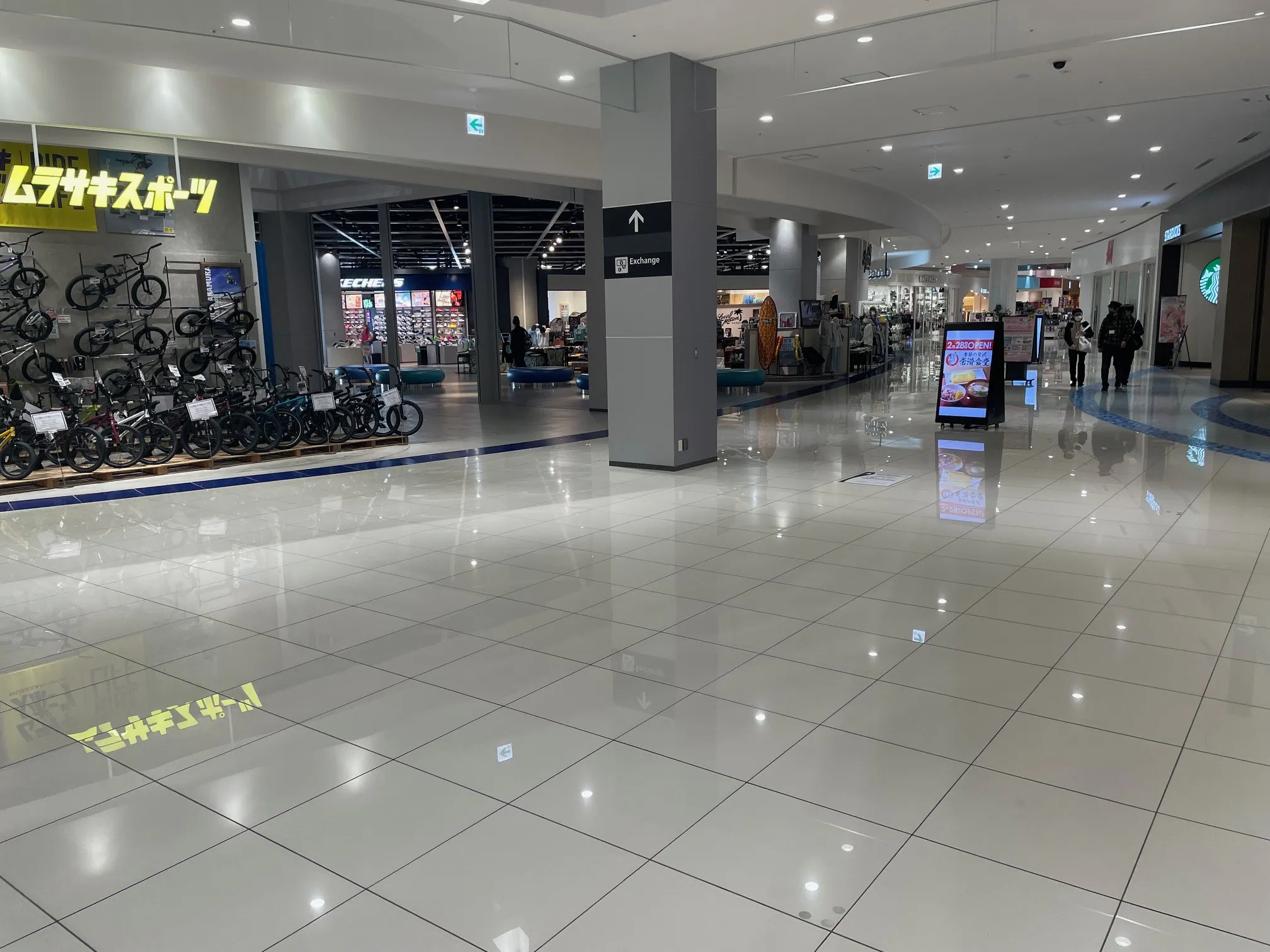 【イオンモール常滑】ハーバーサイドエスカレーター前(ムラサキスポーツ前)