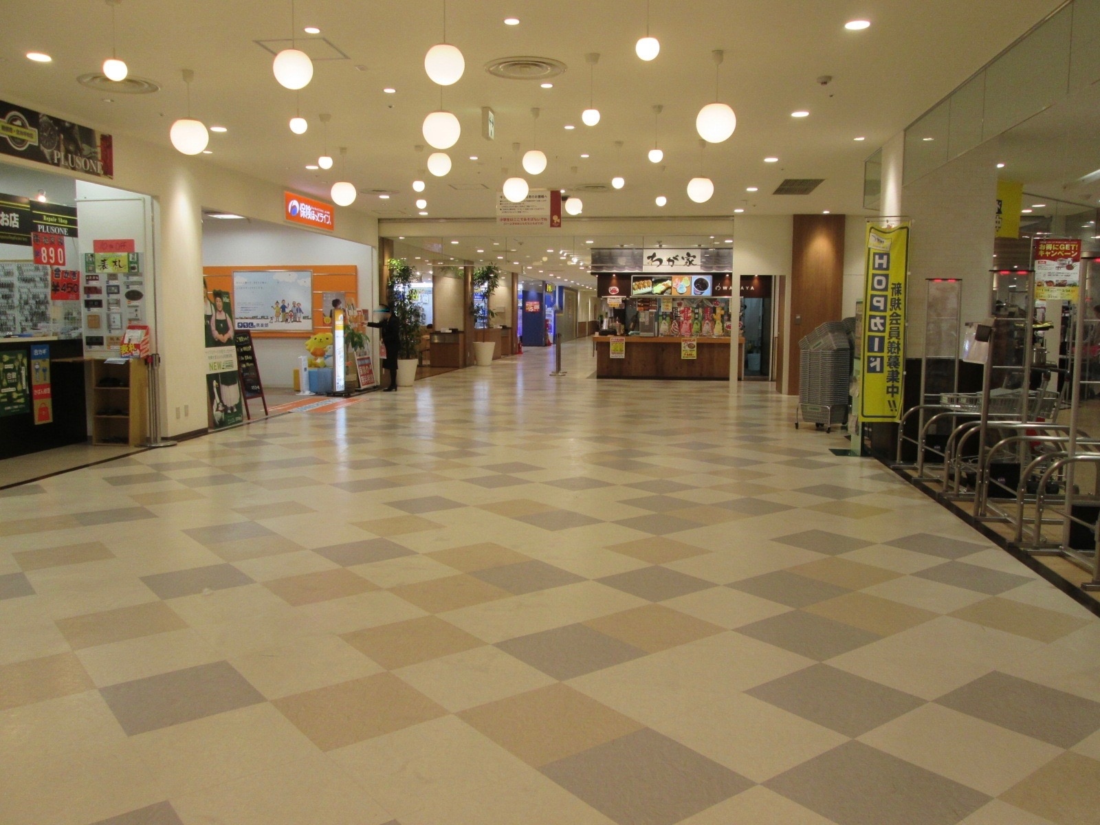 同フロアには、飲食店やスーパーマーケットがあり、安定した送客に期待できます。