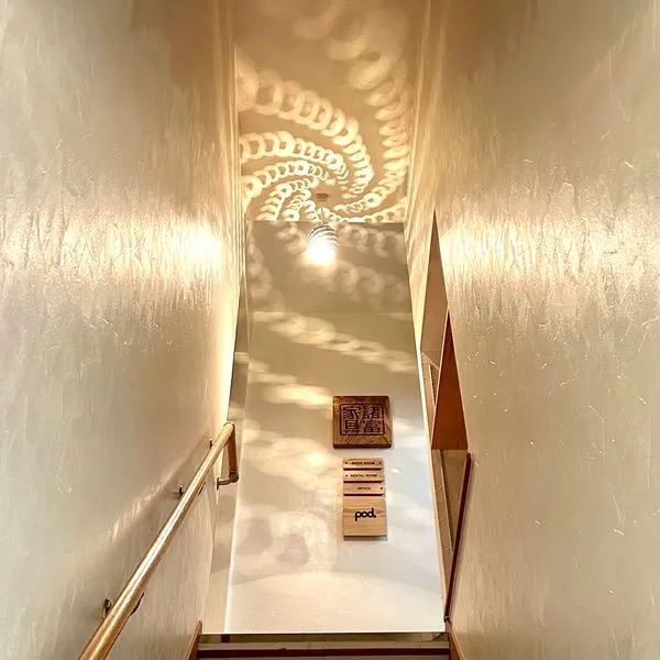 小石原焼の照明がお出迎え、向かって左がレンタルスペース、右が事務所です