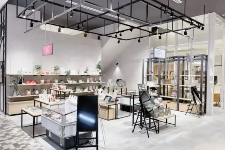 【新宿マルイ本館】B1階 カレンダリウムF06【食物販】エスカレーター横、冷蔵ケース、冷蔵ストッカー完備スペースの画像1