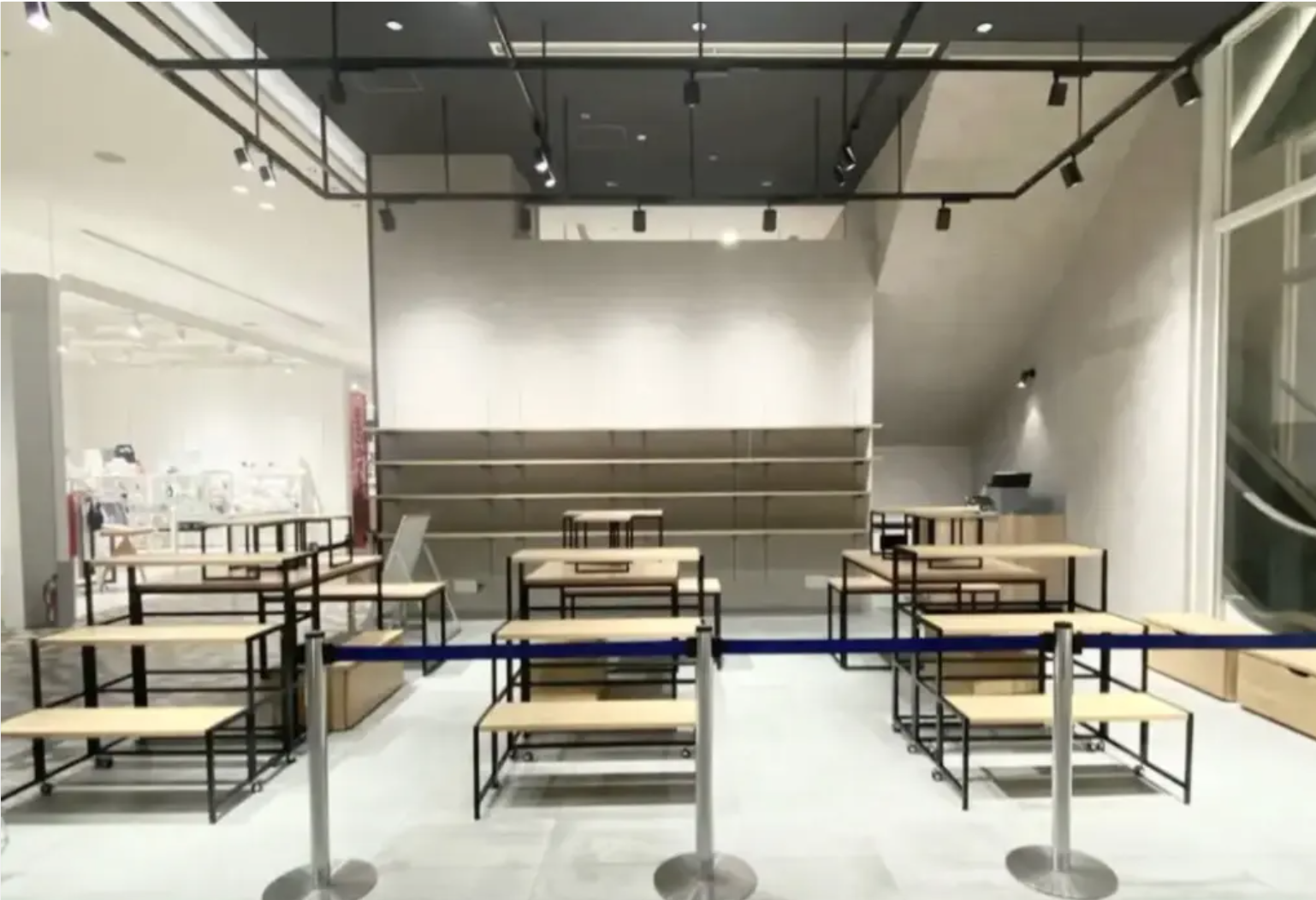 【新宿マルイ本館】B1階 カレンダリウムF06【食物販】エスカレーター横、冷蔵ケース、冷蔵ストッカー完備スペース