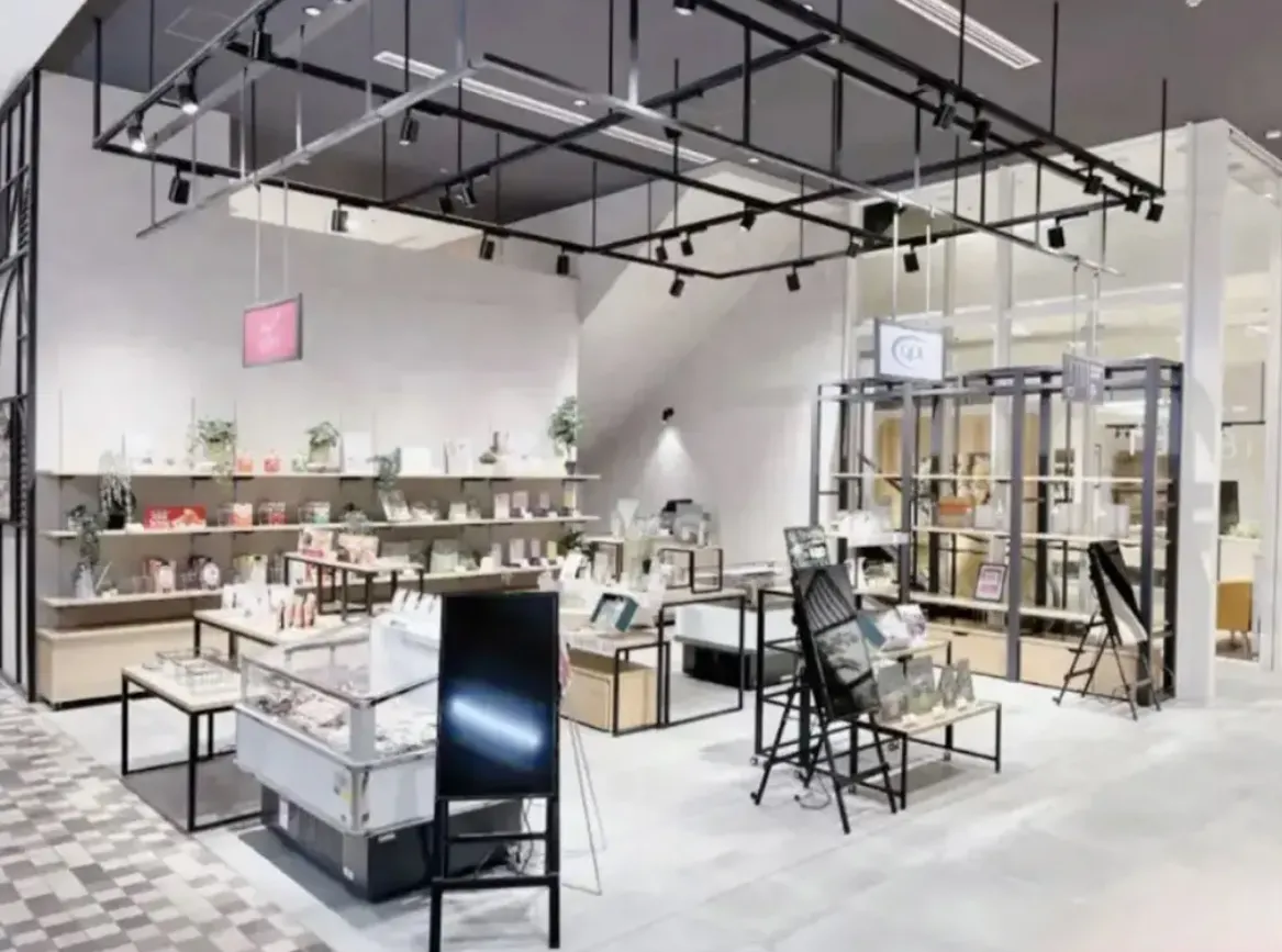 【新宿マルイ本館】B1階 カレンダリウムF06【食物販】エスカレーター横、冷蔵ケース、冷蔵ストッカー完備スペース