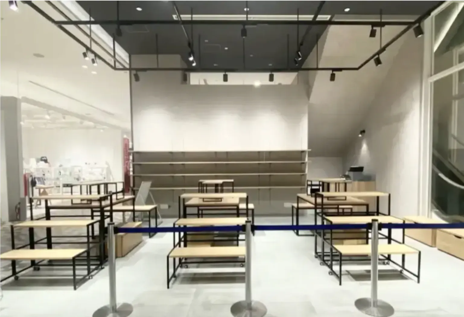 【新宿マルイ本館】B1階 カレンダリウムF06【食物販】エスカレーター横、冷蔵ケース、冷蔵ストッカー完備スペース