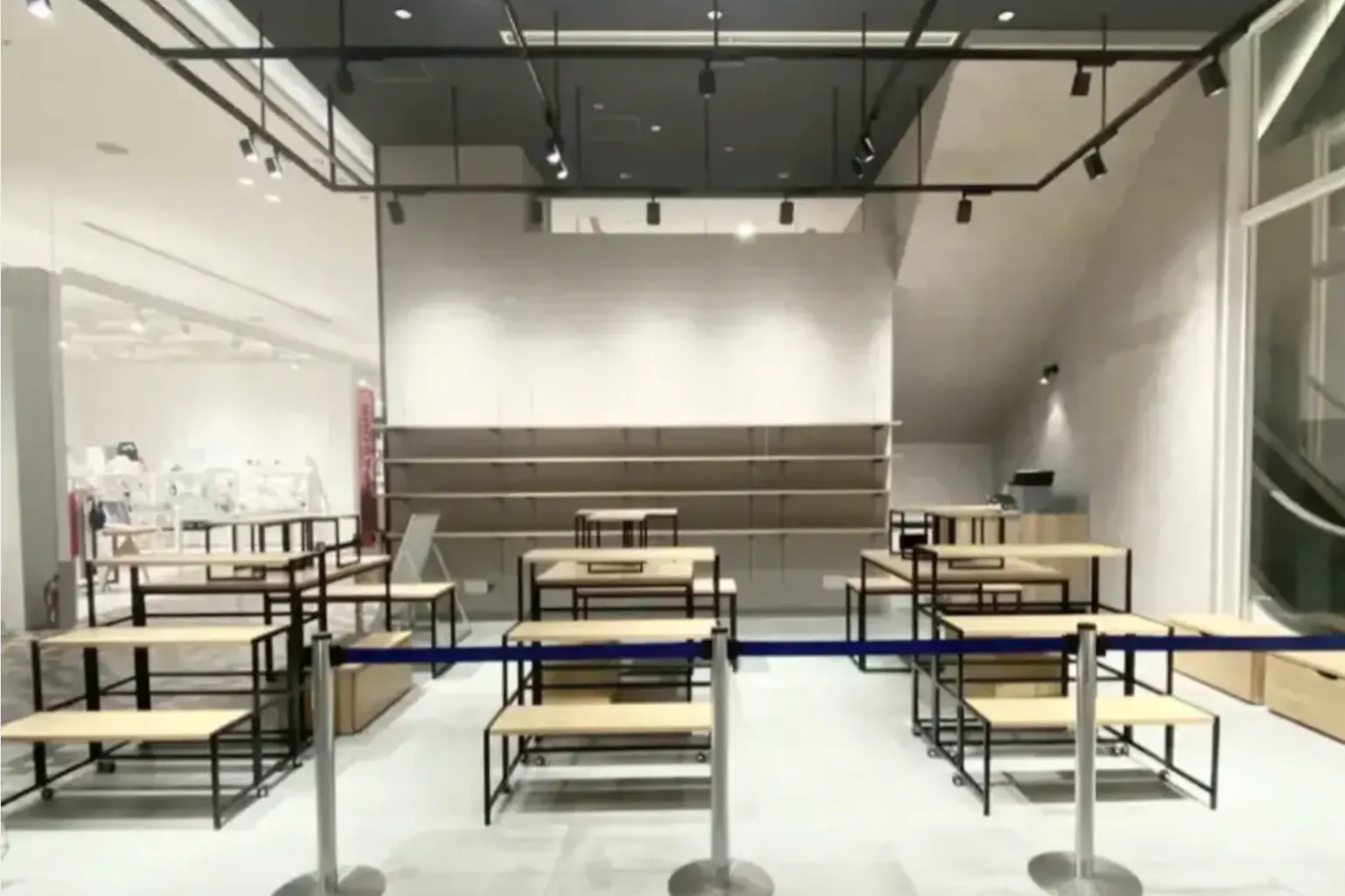 【新宿マルイ本館】B1階 カレンダリウムF06【食物販】エスカレーター横、冷蔵ケース、冷蔵ストッカー完備スペース