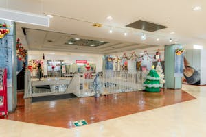 【松竹大船ショッピングセンター】ポップアップストアやイベントに適した商業施設内2Fにある螺旋階段踊場のイベントスペース