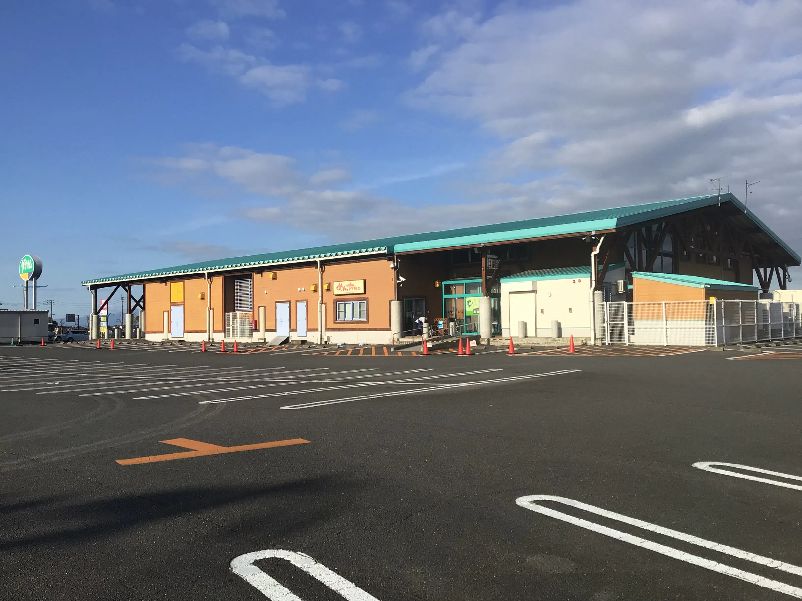 【ダイナム佐賀川副店ゆったり館】キッチンカー出店やプロモーションイベントに最適なアミューズメント施設のイベントスペース(めん六前)