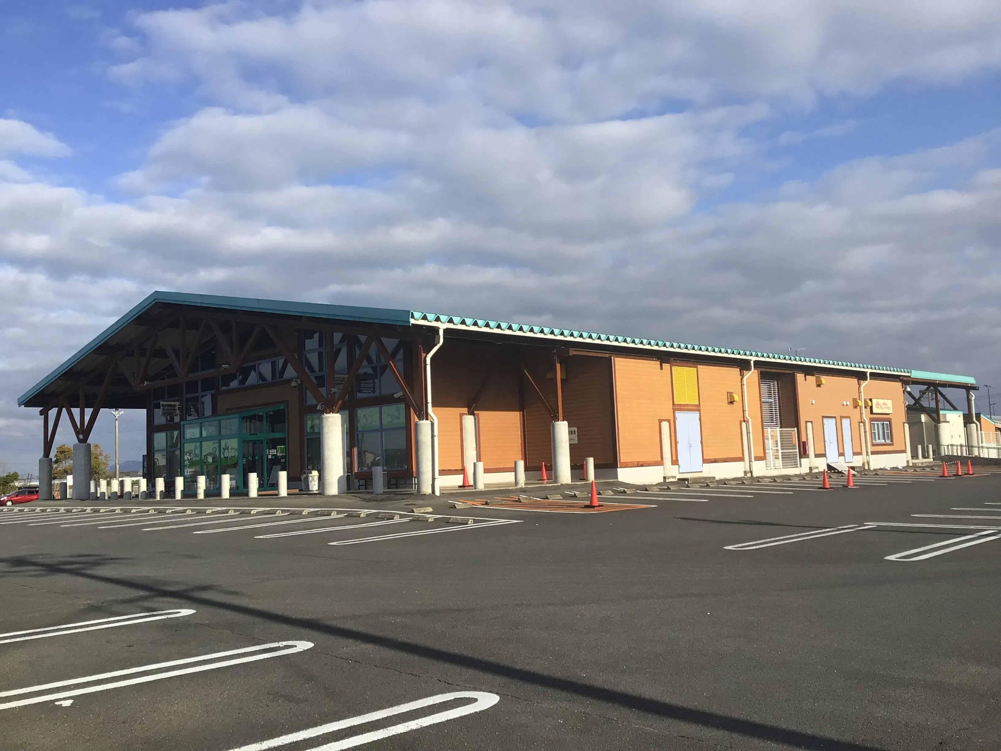 【ダイナム佐賀川副店ゆったり館】キッチンカー出店やプロモーションイベントに最適なアミューズメント施設のイベントスペース(めん六前)