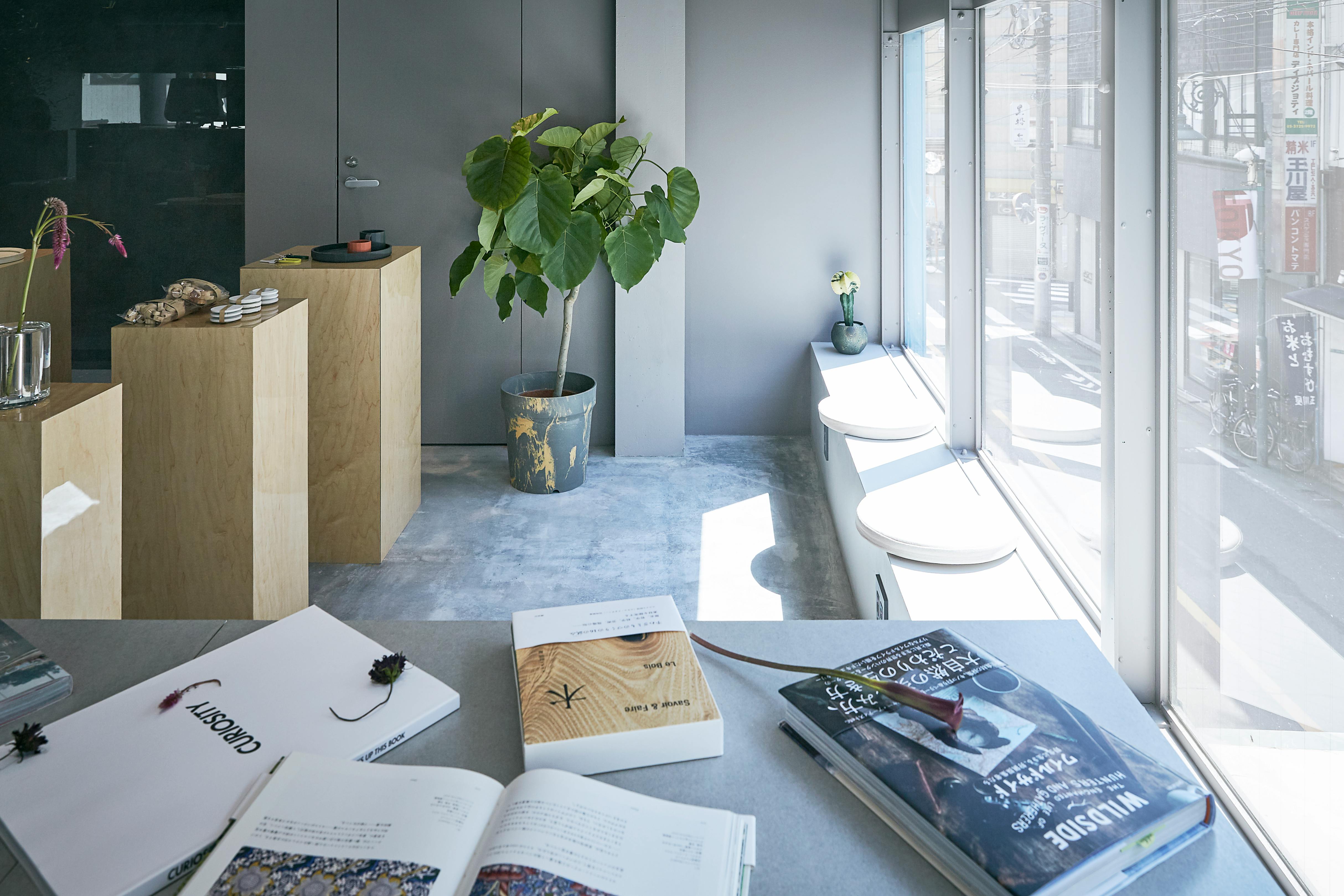 【自由が丘駅1分】POPUPや展示会・撮影に適した人気建築家がデザインした無機質カフェ&美容室内の店内イベントスペース