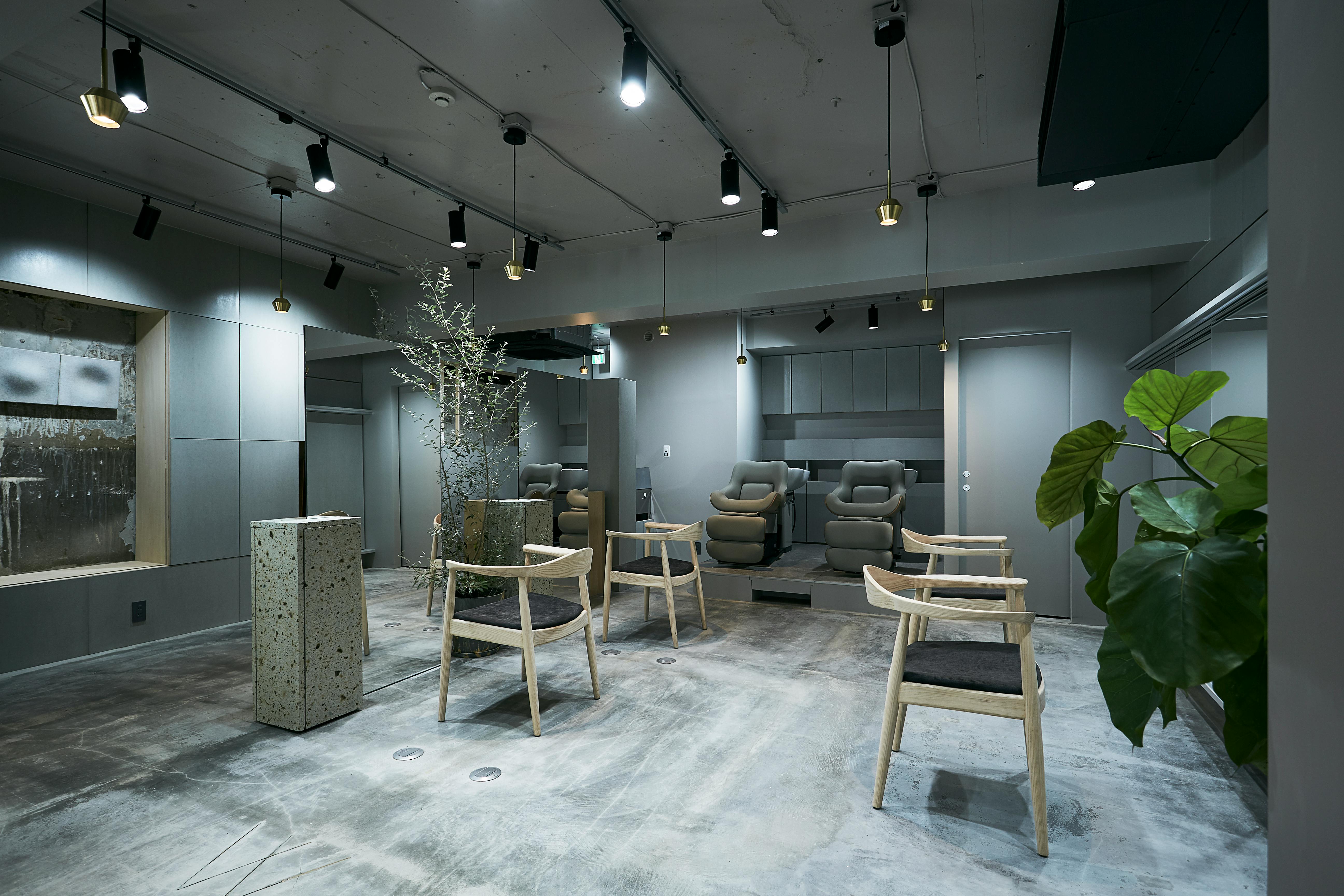 【自由が丘駅1分】POPUPや展示会・撮影に適した人気建築家がデザインした無機質カフェ&美容室内の店内イベントスペース