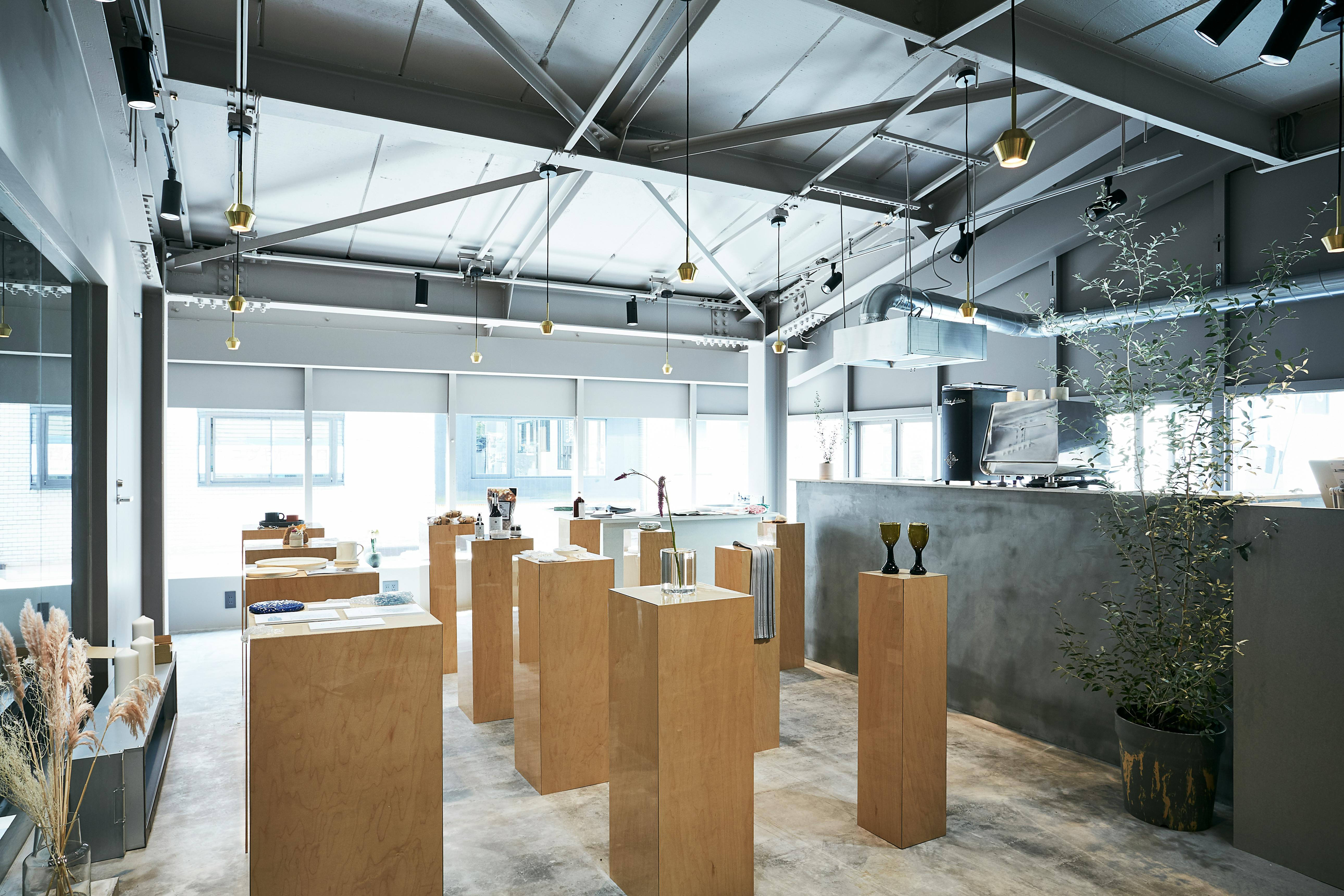 【自由が丘駅1分】POPUPや展示会・撮影に適した人気建築家がデザインした無機質カフェ&美容室内の店内イベントスペース