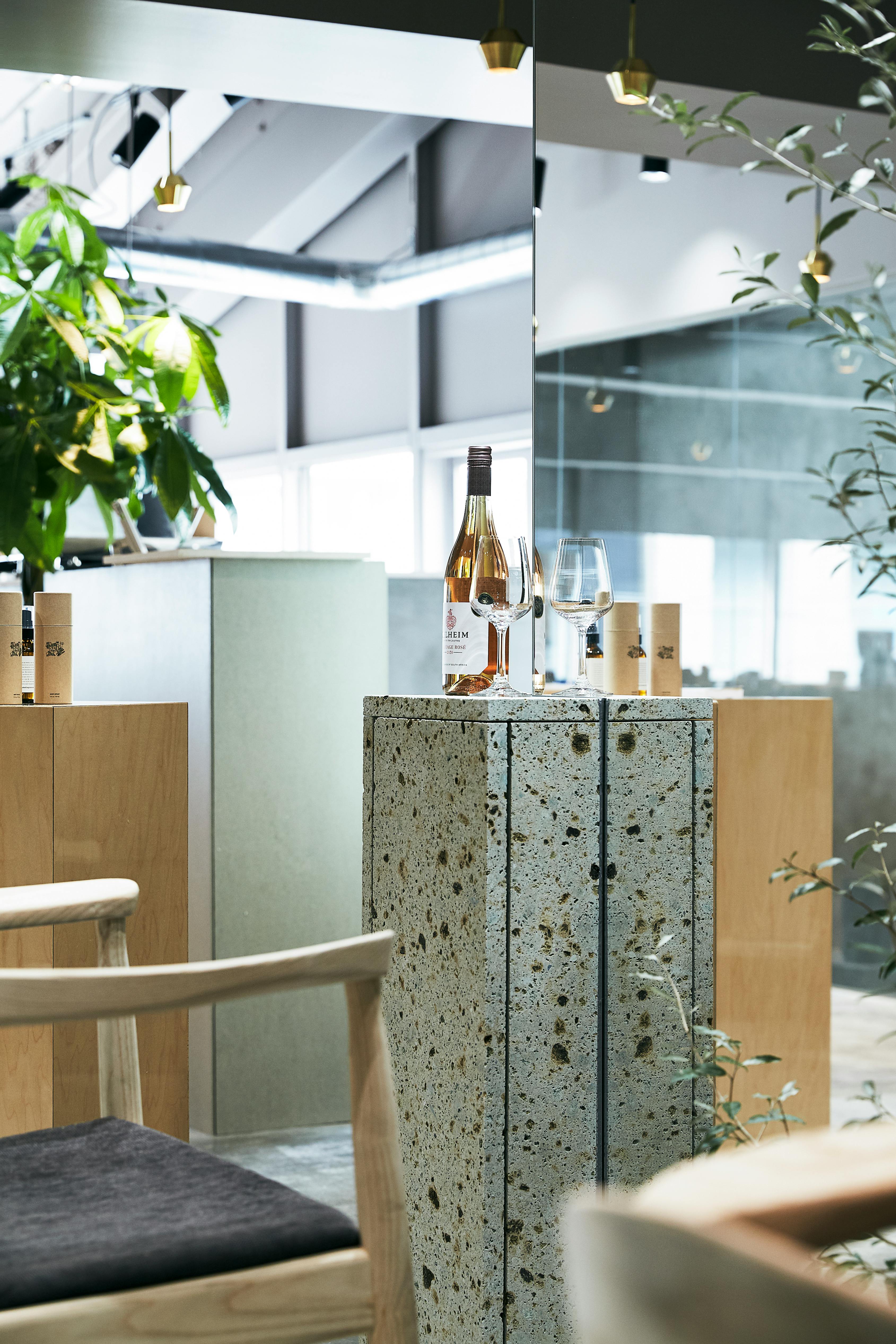 【自由が丘駅1分】POPUPや展示会・撮影に適した人気建築家がデザインした無機質カフェ&美容室内の店内イベントスペース