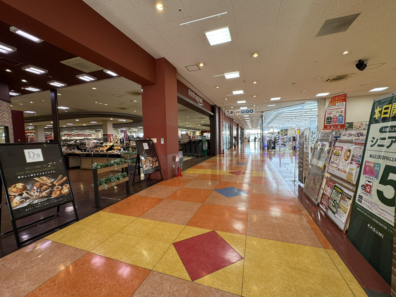 館内はいるとすぐ左側にパン屋・大型スーパーがございます。