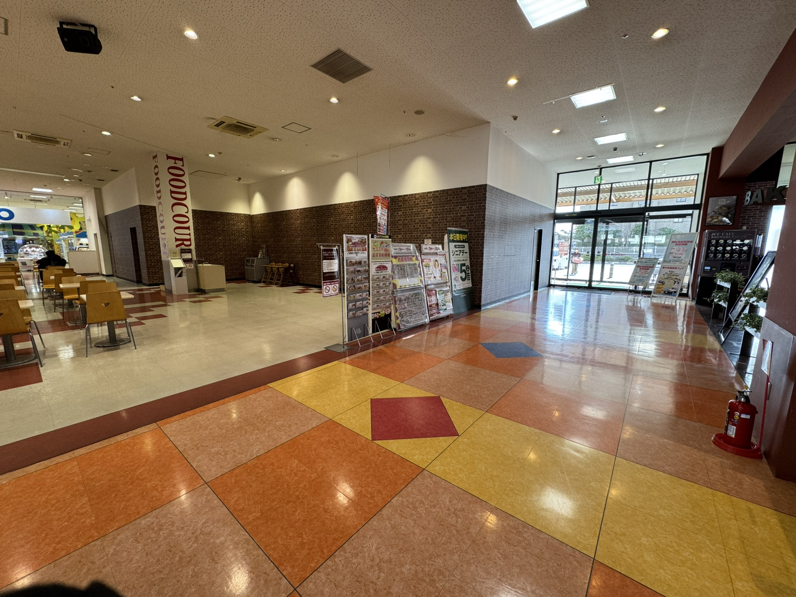 館内に入りすぐ右側にフードコートがございます。