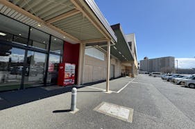 【ヘイワールド!!/ウエストゲートエリア】キッチンカーやプロモーションイベントで利用可能!近隣のお客様が数多く利用する食料品スーパー出入口に面した屋外スペース