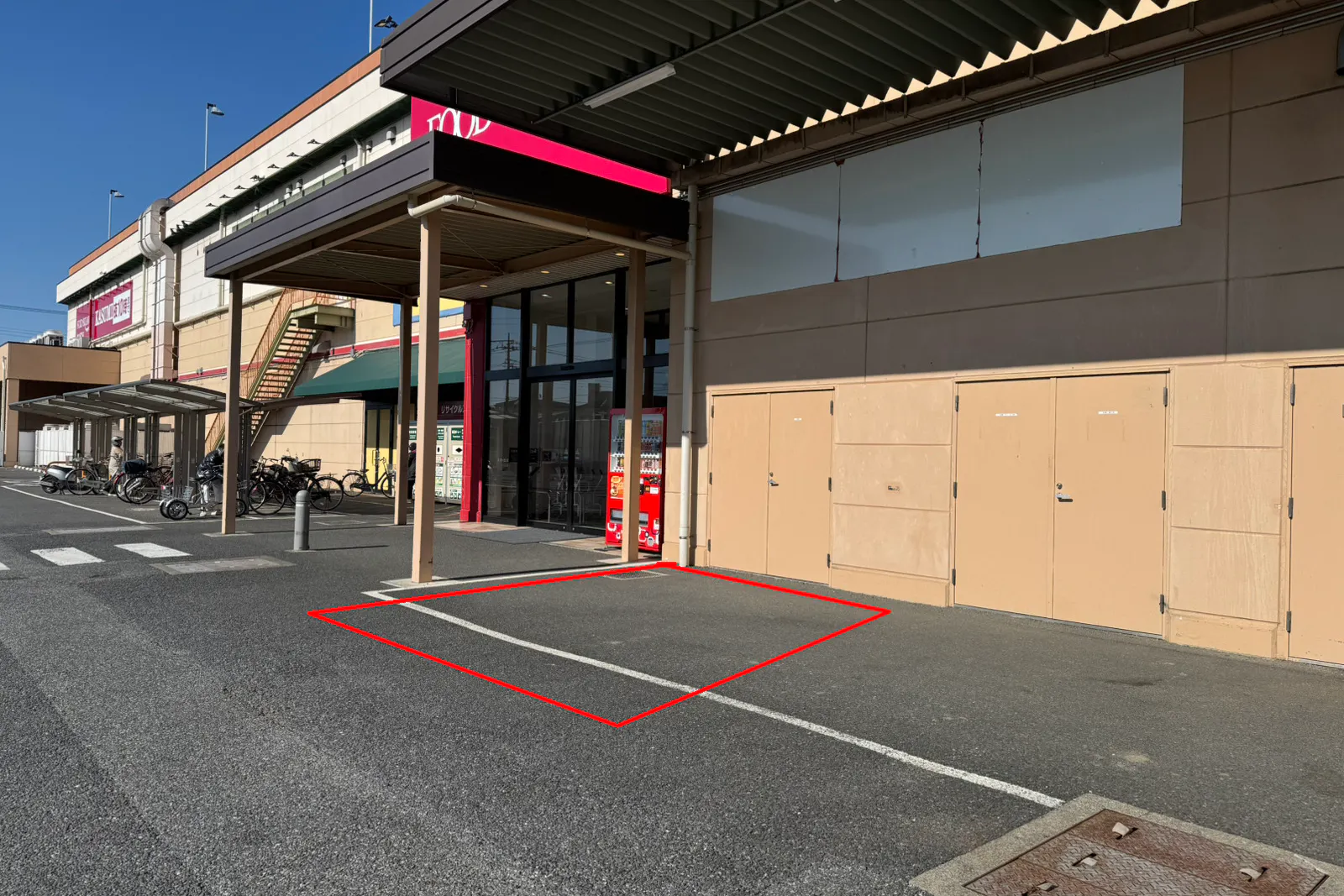 【ヘイワールド!!/ウエストゲートエリア】キッチンカー、食物販のみ利用可能!近隣のお客様が数多く利用する食料品スーパー出入口に面した屋外スペース