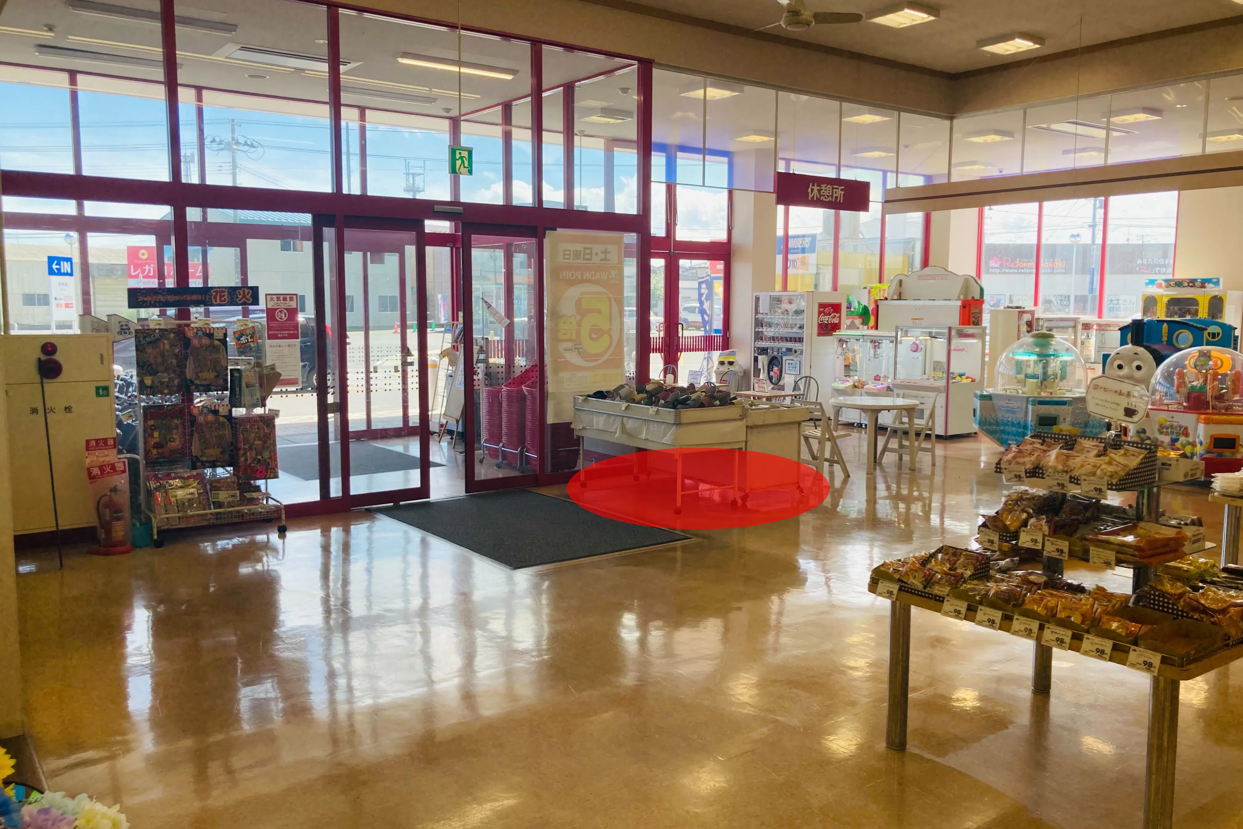 【マックスバリュ十和田南店】各種プロモーションイベントに最適な店舗内イートインスペース横のイベントスペース