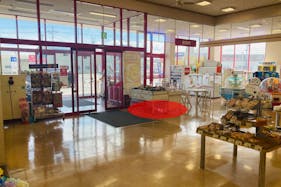 【マックスバリュ十和田南店】各種プロモーションイベントに最適な店舗内イートインスペース横のイベントスペース