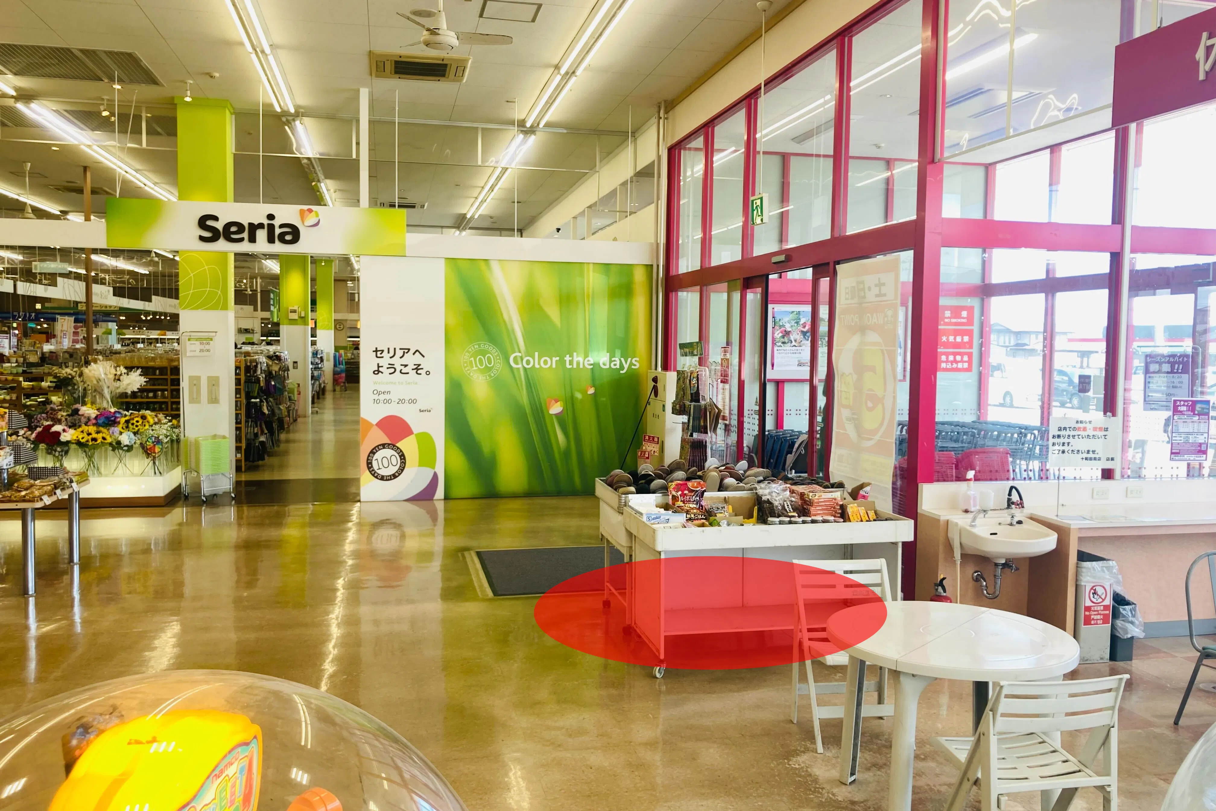 【マックスバリュ十和田南店】各種プロモーションイベントに最適な店舗内イートインスペース横のイベントスペース