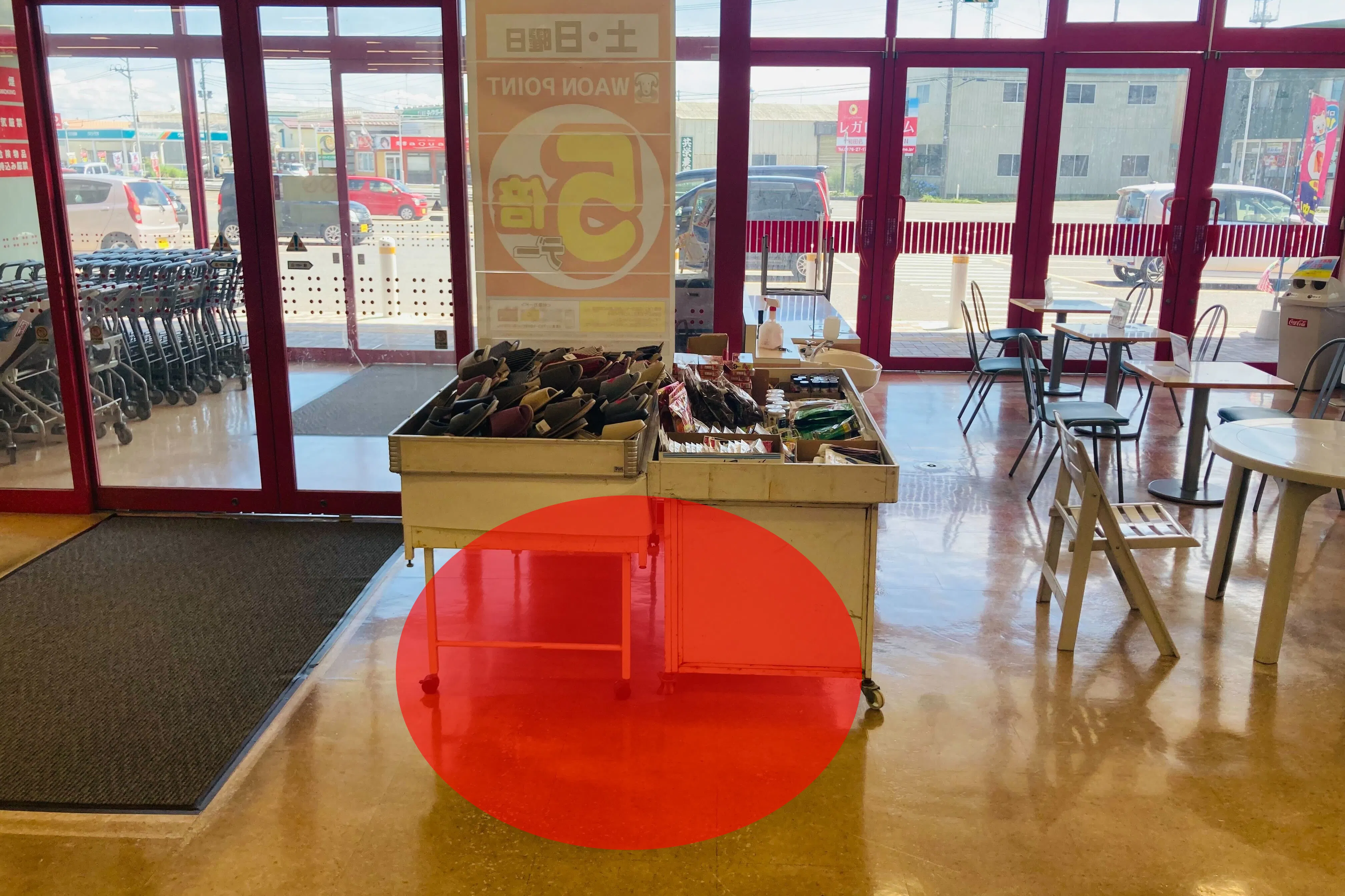 【マックスバリュ十和田南店】各種プロモーションイベントに最適な店舗内イートインスペース横のイベントスペース